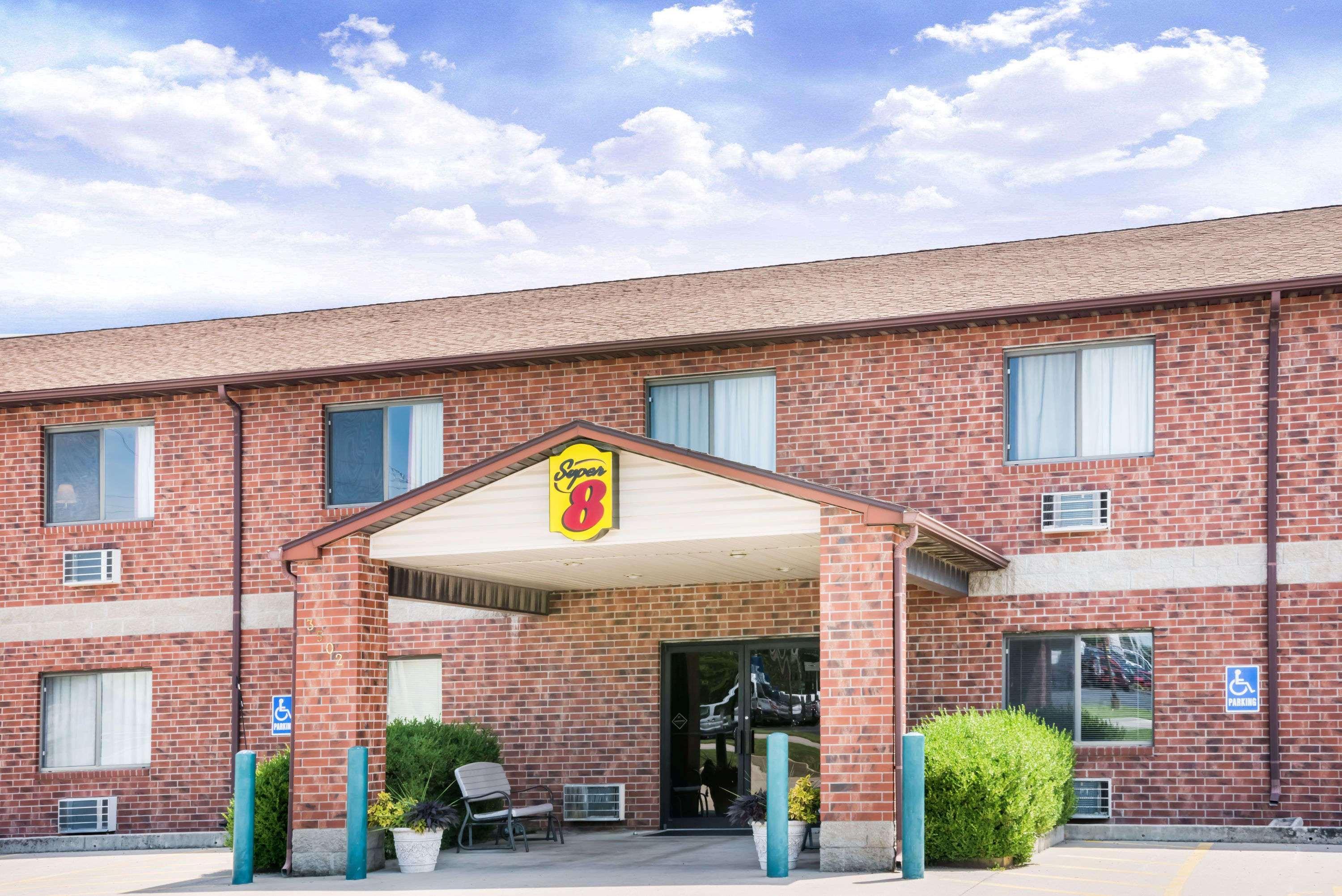 Super 8 By Wyndham Chanute Exteriör bild